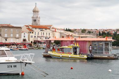 Plutajuća pumpa u luci Krk