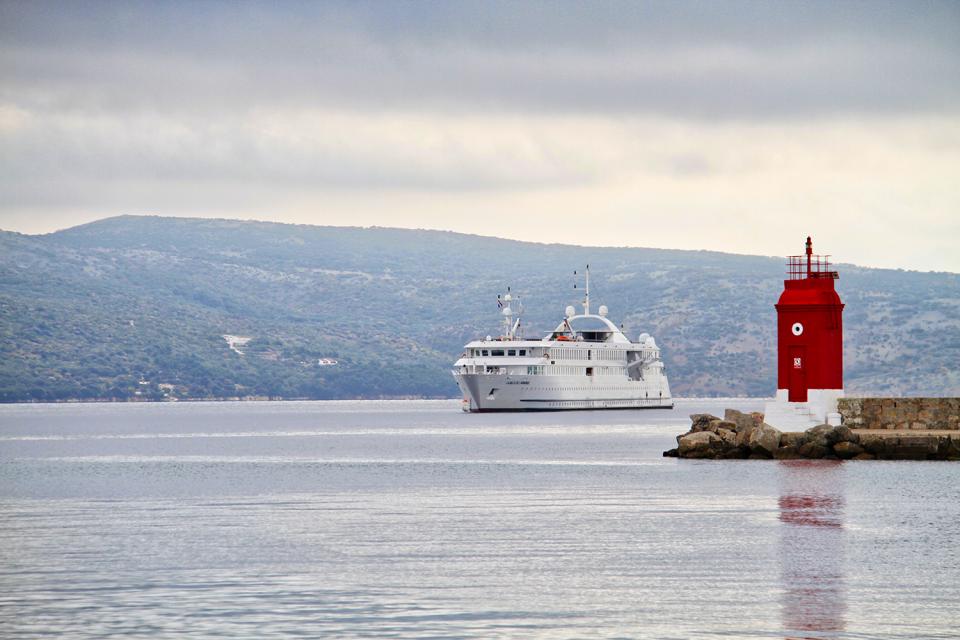  ispred krčke luke usidren kruzer La Belle de l’Adriatique